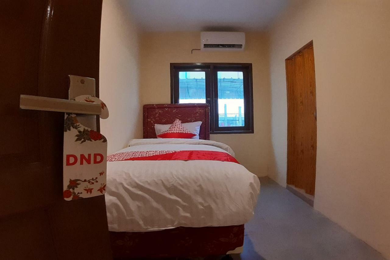 Oyo 1053 Angelyn Home Stay Medan Exterior foto